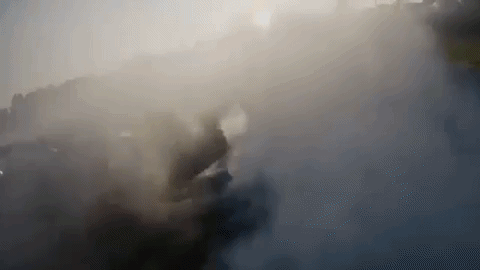 Ripresa con drone FPV di auto da drift in corsa su pista