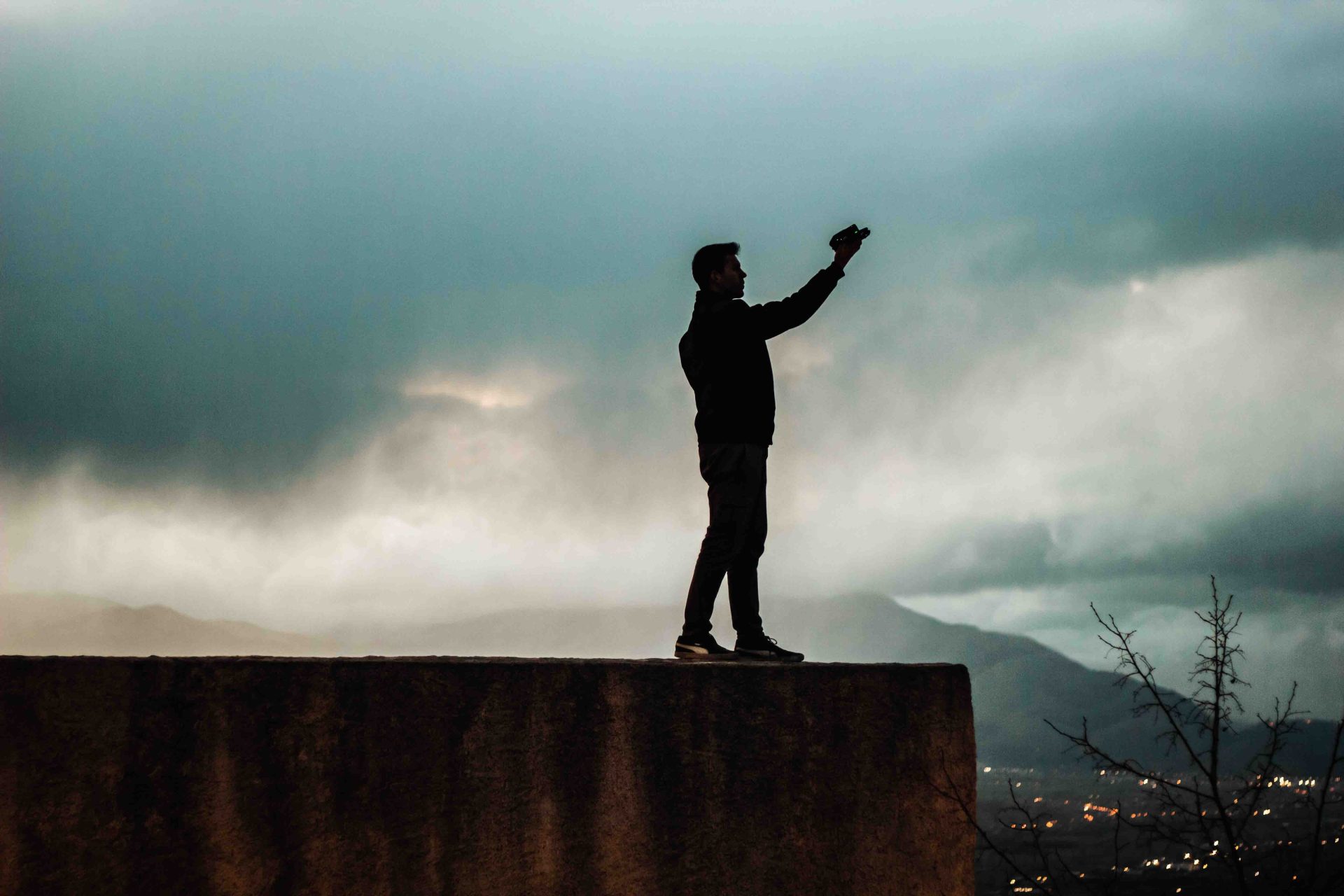 Foto del pilota di droni FPV EyesUp prima del decollo (colorata)