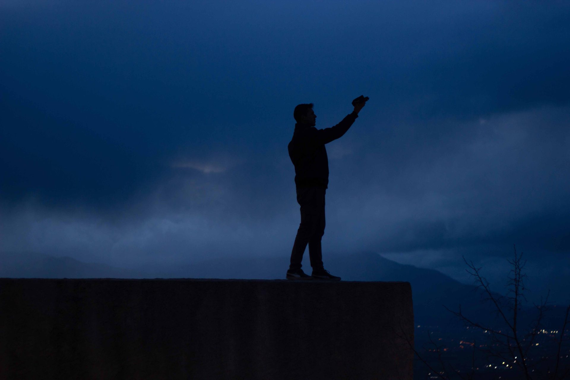Foto del pilota di droni FPV EyesUp prima del decollo (originale)
