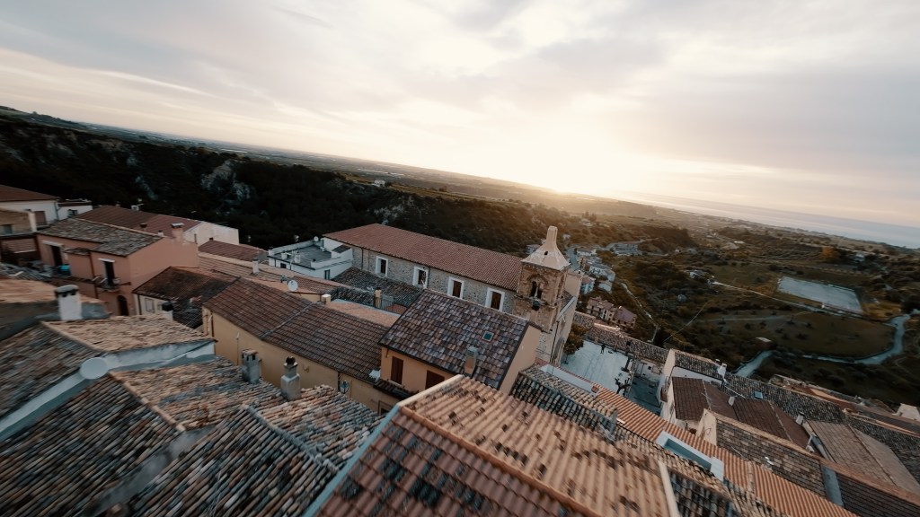 Ripresa con drone FPV su paese di montagna tra Campania e Basilicata