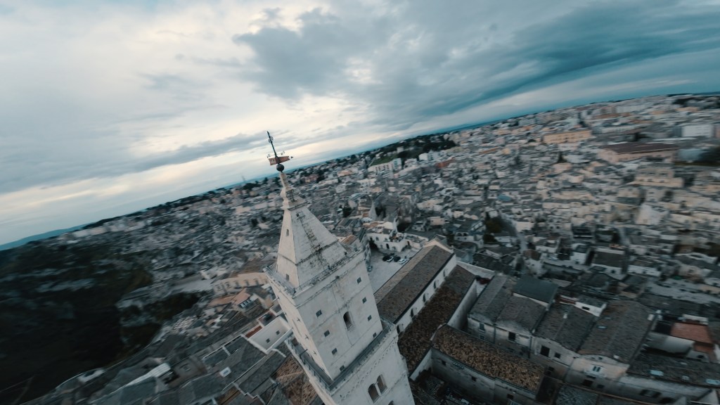 Ripresa con drone FPV sul campanile di Matera