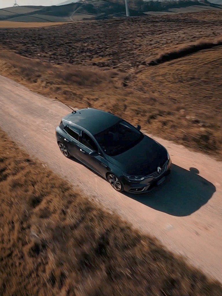 Ripresa con drone FPV di un'auto in Campania