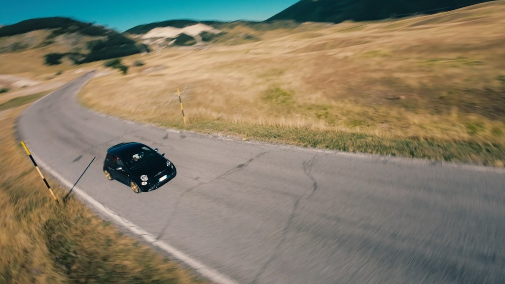 Ripresa con drone FPV di auto in corsa tra le strade dell'Abruzzo