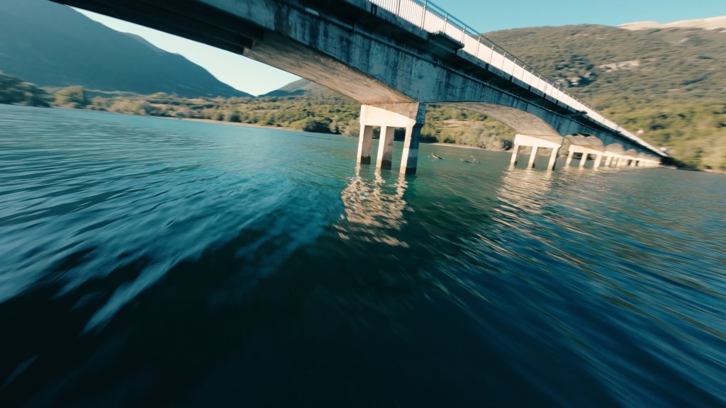 Ripresa con drone FPV di un ponte sul lago di Barrea in Abruzzo