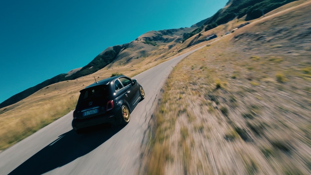 Ripresa con drone FPV di auto in corsa tra le strade dell'Abruzzo