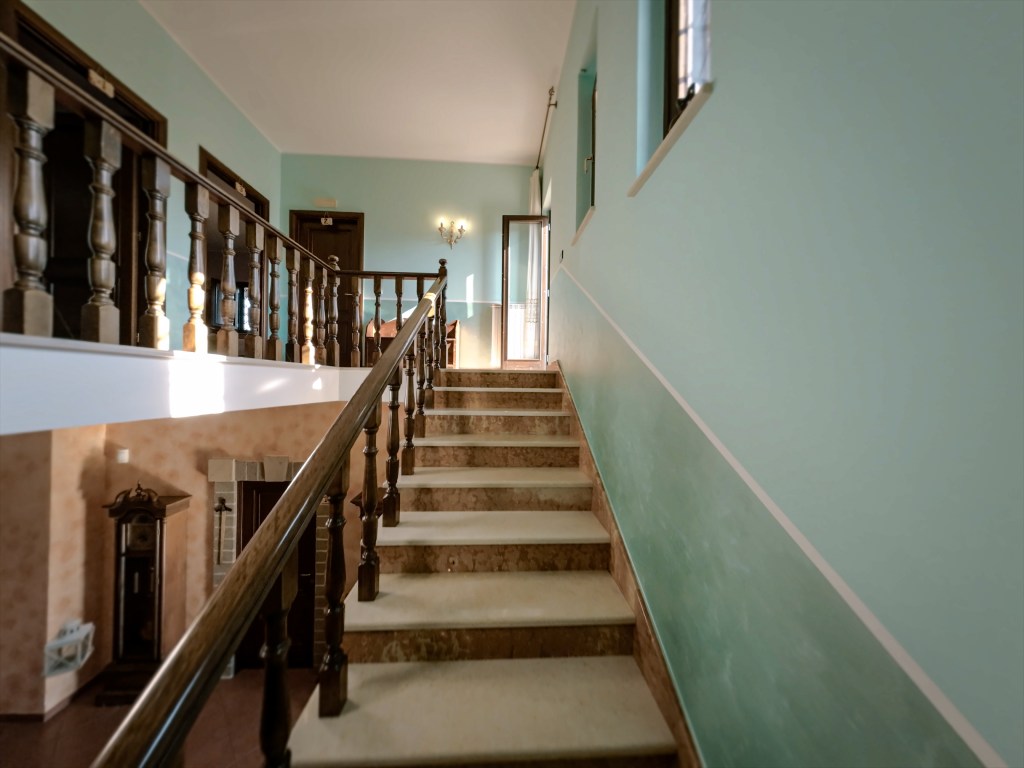 Ripresa con drone FPV all'interno di una villa in Campania