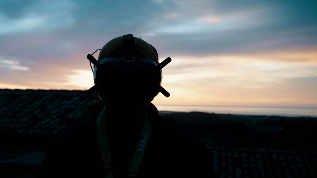 Pilota di droni FPV durante il volo in Basilicata