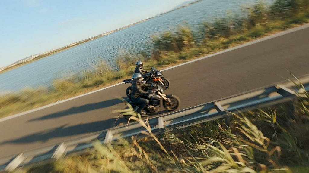 Ripresa con drone FPV di due moto in corsa su lago in Campania